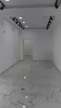 Dyqan me shitje në Rruge Kryesore prane Qendres Sanitare Lushnjë,