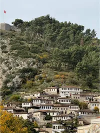 Shitet dyqan 70 m² në zemër të Beratit – buzë rruge kryesore