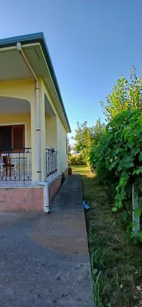 Shpi private dhe toke në shitje Lezh