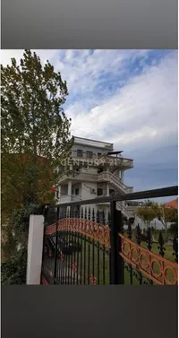 Shitet Ndërtesë 3-Katëshe në Velipojë – Mundësi Ideale Investimi