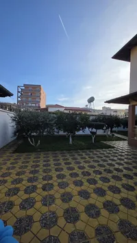 SHITET VILË 2 KATËSHE ME POST PARKIMI VILA ËSHTË E INVESTUAR DHE SHUMË PRANË QENDRËS SË QYTETIT LUSHNJE